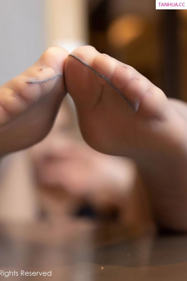 张欣欣 馨沁 婀娜模特张欣欣 鲜红动人职场丝袜第58张图片